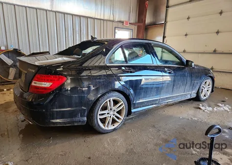 2013 Mercedes-Benz C 300 4Matic z USA, uszkodzony, nr VIN WDDGF8AB0DR280263